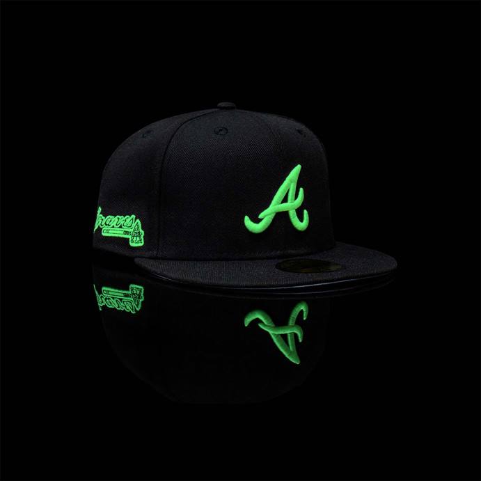 FFTN949 New Era Boné preto 59fifty do Atlanta Braves que brilha no escuro