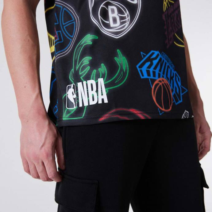 FFTN2859 New Era nba t-shirt preta com estampa neon