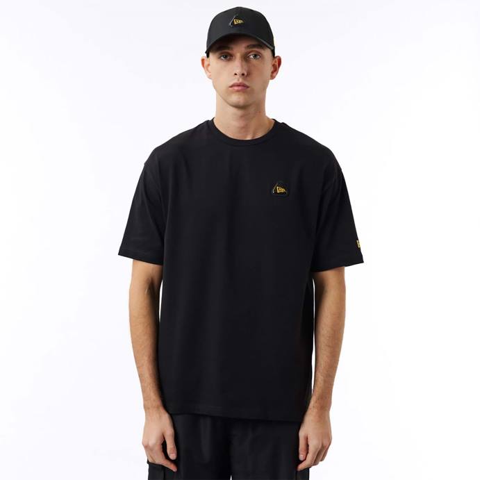 FFTN2948 New Era camiseta oversized preta com remendo de borracha