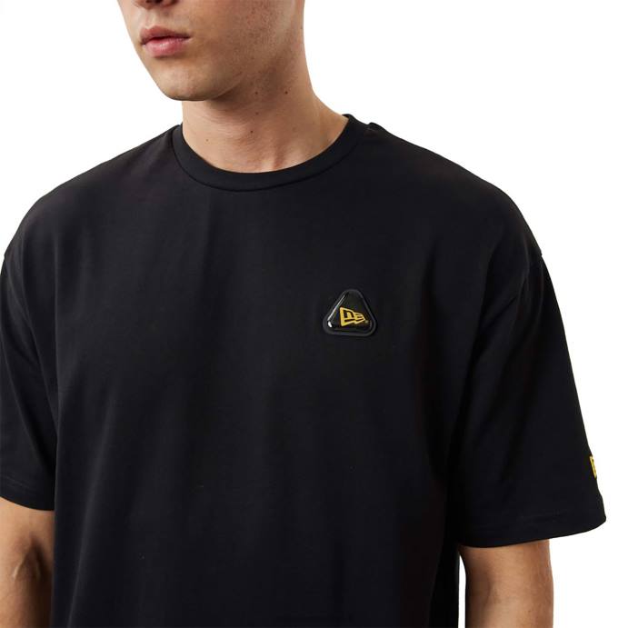 FFTN2948 New Era camiseta oversized preta com remendo de borracha