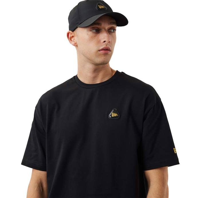 FFTN2948 New Era camiseta oversized preta com remendo de borracha