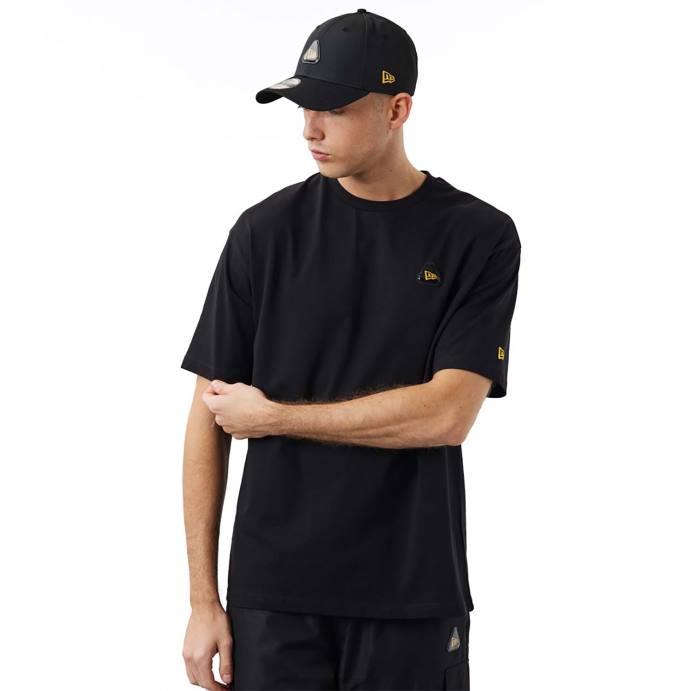 FFTN2948 New Era camiseta oversized preta com remendo de borracha