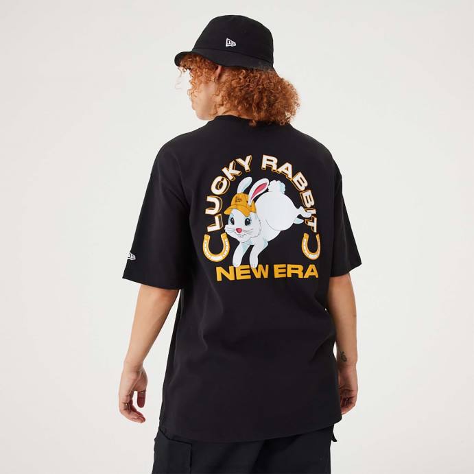 FFTN2997 New Era camiseta oversized preta coelho da sorte