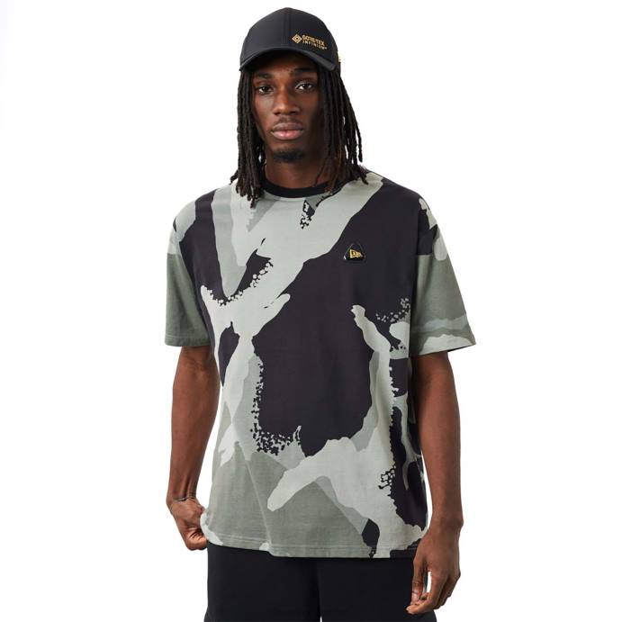 FFTN3059 New Era camiseta oversized preta com estampa camuflada