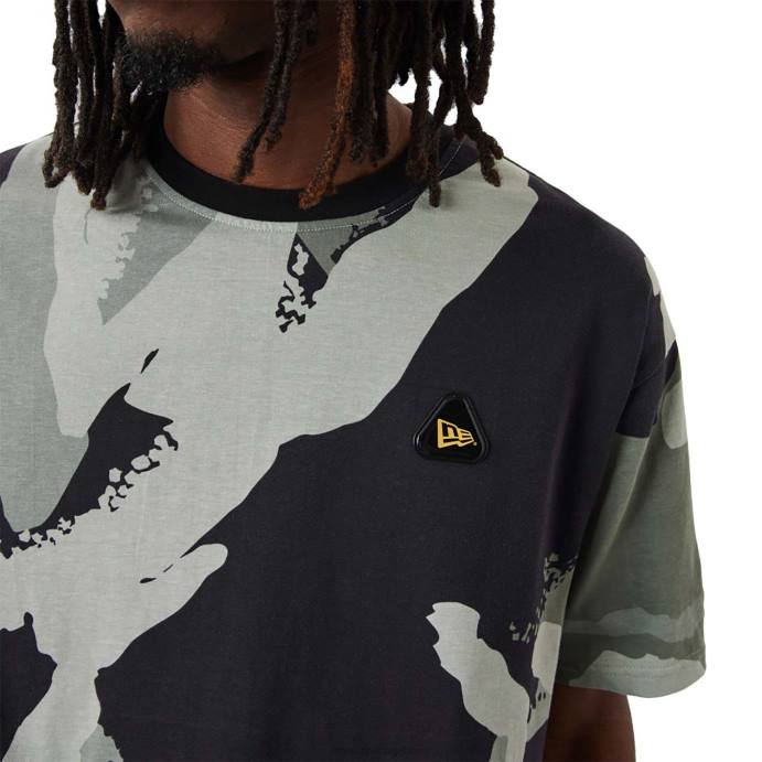 FFTN3059 New Era camiseta oversized preta com estampa camuflada