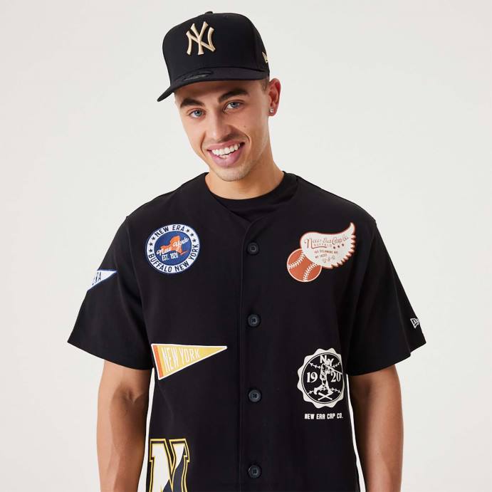 FFTN3081 New Era emblema da herança camisa preta