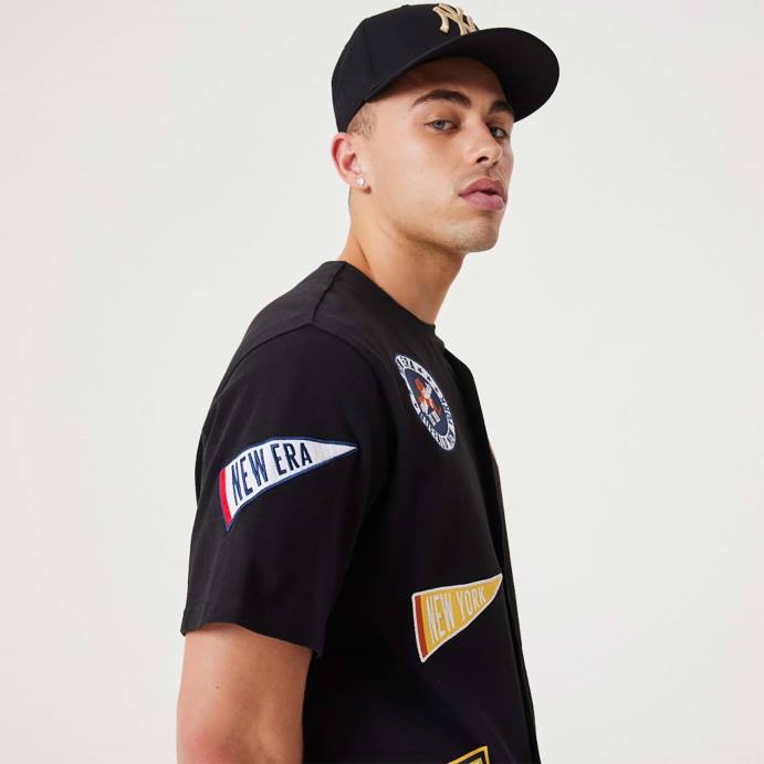 FFTN3081 New Era emblema da herança camisa preta