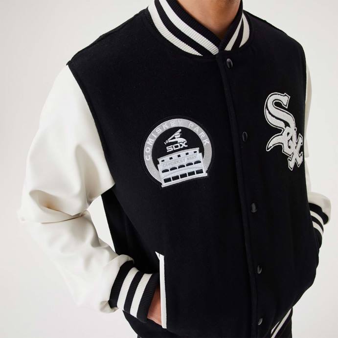 FFTN2567 New Era Chicago White Sox MLB Heritage Jaqueta Preta Varsity