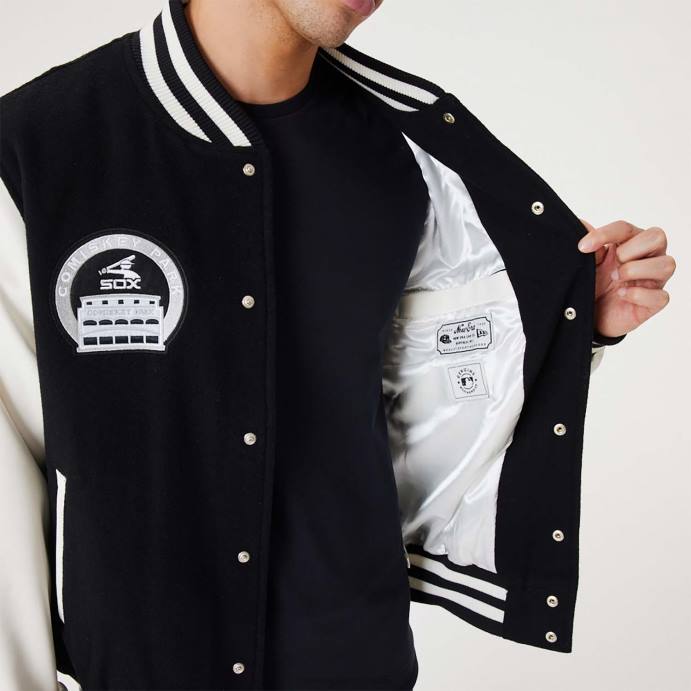 FFTN2567 New Era Chicago White Sox MLB Heritage Jaqueta Preta Varsity