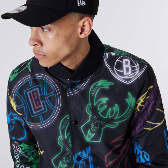 FFTN2574 New Era nba jaqueta bomber preta com estampa all over
