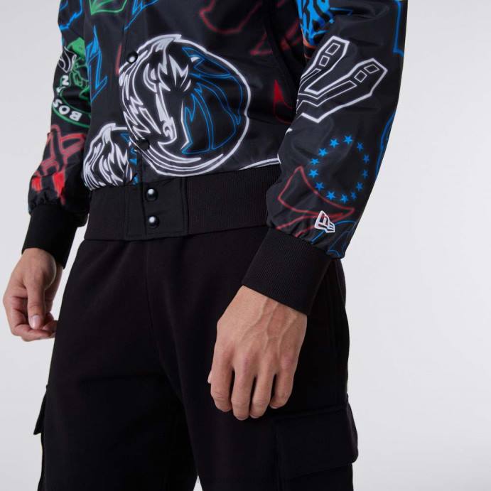 FFTN2574 New Era nba jaqueta bomber preta com estampa all over
