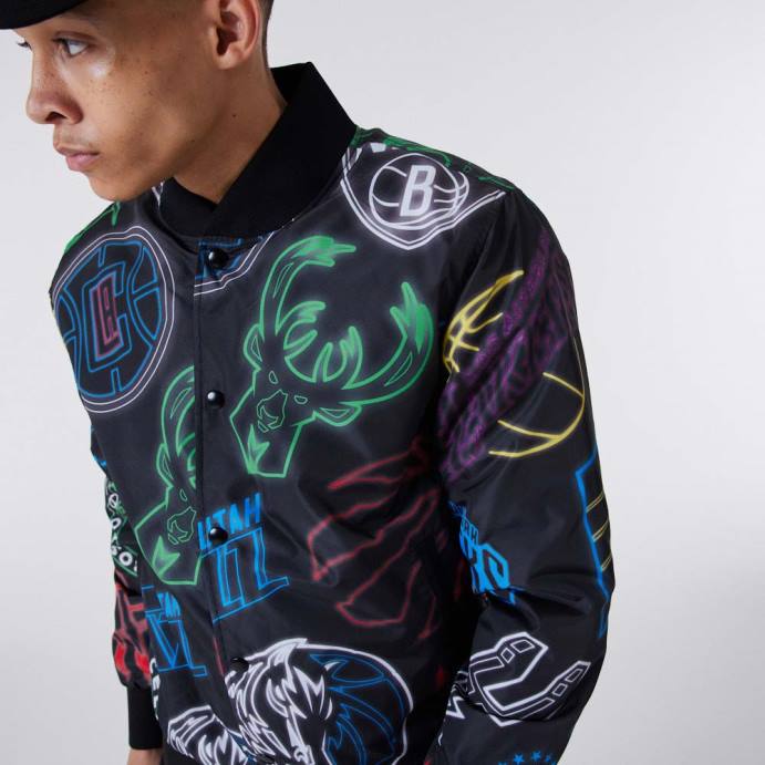 FFTN2574 New Era nba jaqueta bomber preta com estampa all over