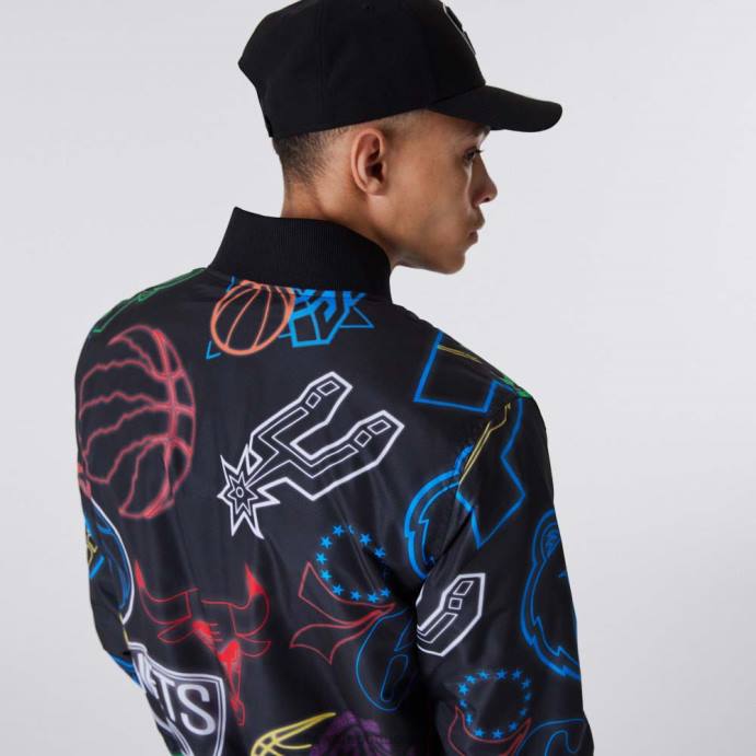 FFTN2574 New Era nba jaqueta bomber preta com estampa all over