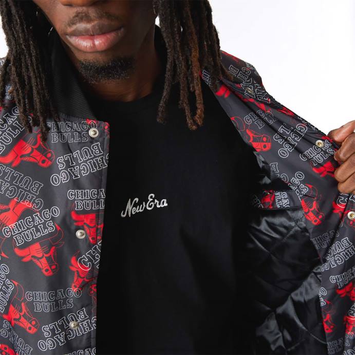 FFTN2582 New Era Chicago Bulls Jaqueta bomber preta com estampa de logo
